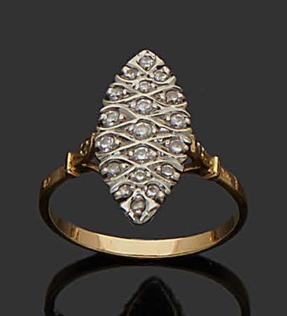 null Bague navette en or jaune et or gris 18K (750) sertie de diamants taillés en...