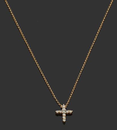 null Pendentif en or jaune 18K (750) stylisé d'un crucifix serti de diamants taillés...