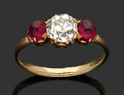null Bague en or jaune 18K (750) sertie d'un diamant de taille ancienne entre deux...