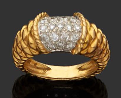 null Bague demi-jonc en or jaune 18K (750) matelassé, coupée d'un bandeau serti de...