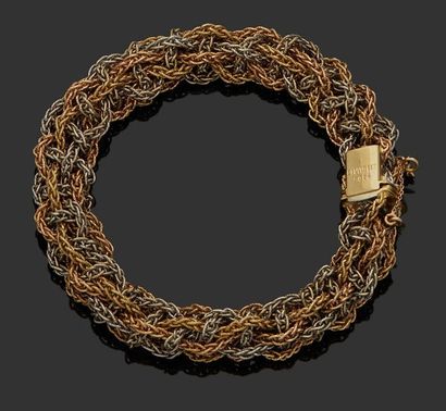 CHAUMET Bracelet souple en or de couleurs 18K (750) fait d'une natte de chaines torsadée.
Signé...