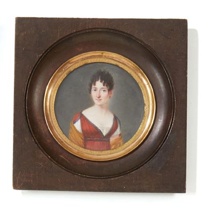 École FRANÇAISE vers 1810 Portrait de jeune femme en robe rouge, écharpe jaune et...