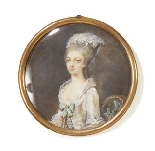 École Française du XIXe siècle Portrait de jeune femme en robe de soie blanche, rubans...