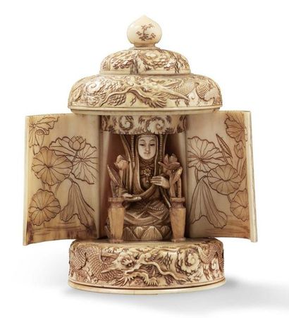 null Temple miniature en ivoire sculpté les portes découvrant une déesse assise.
Japon,...