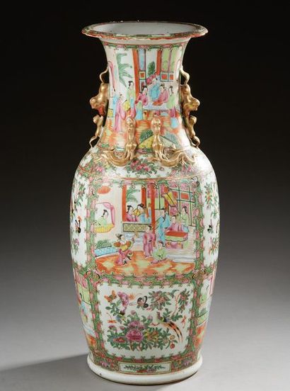 CHINE (Canton) 
Grand vase en porcelaine de forme balustre, à deux anses figurant...