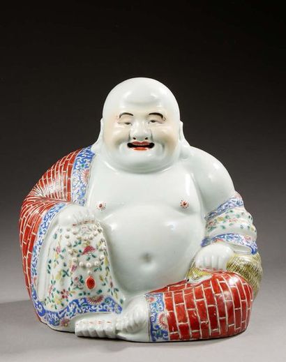 CHINE Bouddha en porcelaine émaillé polychrome figurant un bouddha assis.
Période...