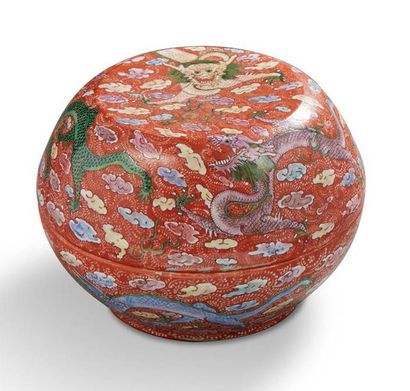 CHINE Boite circulaire couverte en porcelaine à fond corail décorée en émaux de la...