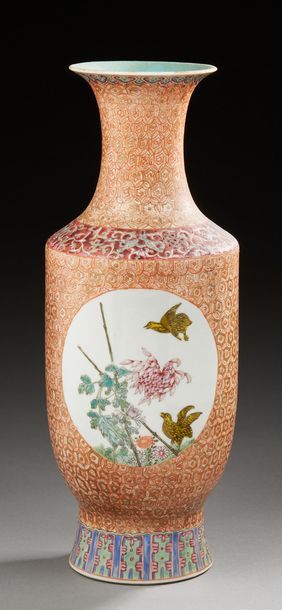 CHINE Vase en porcelaine de forme balustre décoré en émaux de la famille rose d'oiseaux...