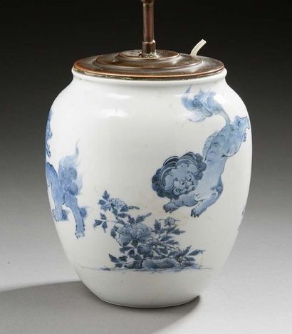 JAPON Hirado potiche ovoïde en porcelaine décoré en bleu sous couverte de trois lions...