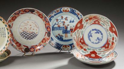 CHINE Assiette circulaire en porcelaine décoré dans la palette imari en bleu sous...