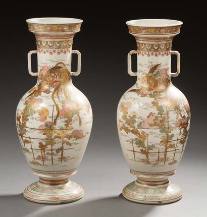 JAPON (SATSUMA) 
Paire de vases de forme balustre en faïence décorée à l'or et polychromie...