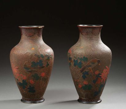JAPON Paire de vase balustre en technique mixte porcelaine et cloisonné- décorés...
