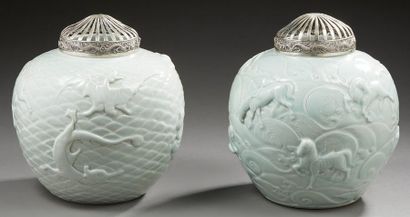 JAPON Vase Hirado à panse aplati en porcelaine émaillé blanc décoré en léger relief...