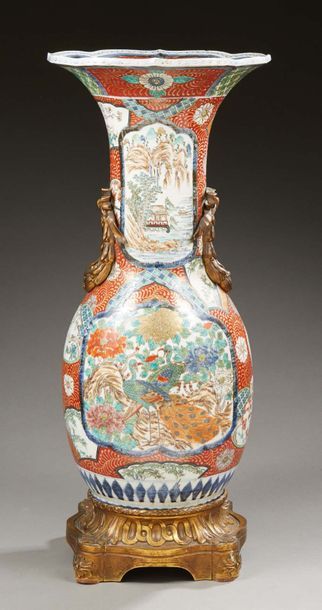 JAPON Grand vase cornet de forme balustre en porcelaine décoré en bleu sous couverte...