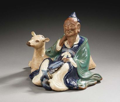 CHINE Grès de Shiwan en céramique émaillée représentant un sage assis contre son...