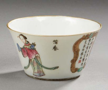 CHINE Tasse en porcelaine à décor polychrome de lettrés.
Période RÉPUBLIQUE (1912-1949).
Diam.:...