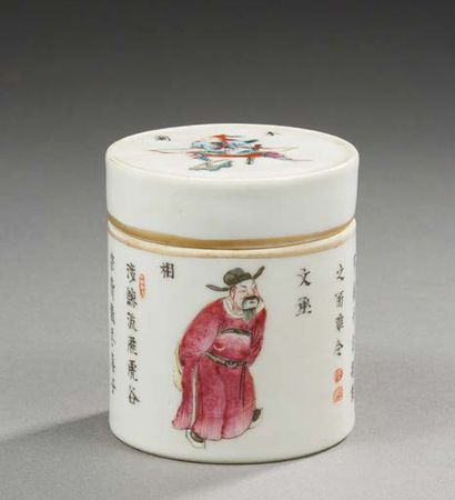 CHINE Petite boîte cylindrique couverte en porcelaine émaillée en émaux de la famille...