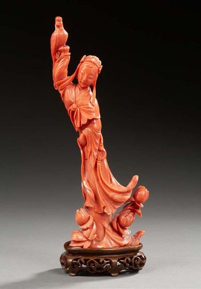 CHINE Divinité en corail rose sculpté représentant la déesse Guanyin tenant un phénix...