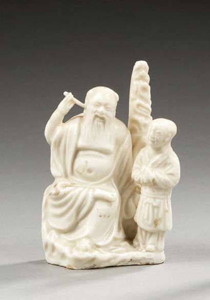 CHINE (Dehua) 
Groupe en porcelaine dit blanc de Chine représentant un immortel assit...