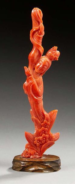 CHINE Divinité en corail rouge sculpté figurant la déesse Guanyin s'élevant parmis...