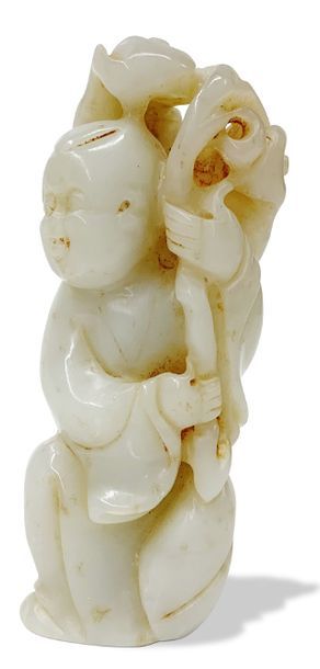 CHINE Petite figurine en jade sculpté blanc à belle patine représentant un enfant...
