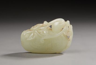 CHINE Petite figurine en jade clair sculptée d'un canard mandarin tenant dans son...