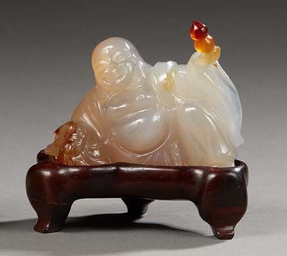 CHINE Figurine en agate sculpté représentant un bouddha assis sur un socle en bois.
XIXe...