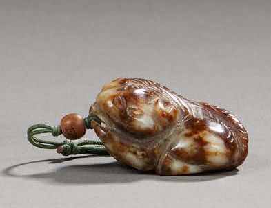 CHINE Pendentif en stéatite sculpté représentant un chat allongé.
Fin XIXe siècle.
Dim.:...