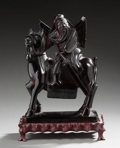 CHINE Figurine en matière imitant l'ambre représentant un dieu du Panthéon bouddhiste...