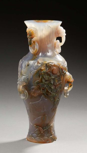 CHINE Vase en agate finement sculpté de fleurs, prises à anneaux formant éléphant...