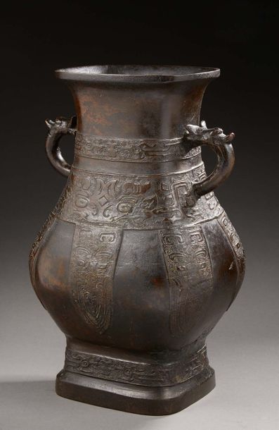 CHINE Beau vase d'autel quadrangulaire de forme balustre en bronze à patine brune...