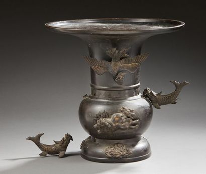 JAPON Large vase de forme balustre en bronze à patine brune et or décoré en léger...