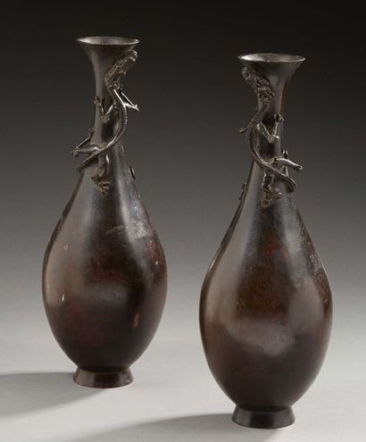 CHINE Paire de vases ovoïde en long col étroit en bronze à patine brune décorées...