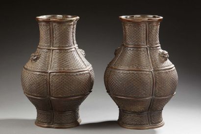 CHINE Paire de vases en bronze à patine brun-rouge polylobés, le fond à l'imitation...