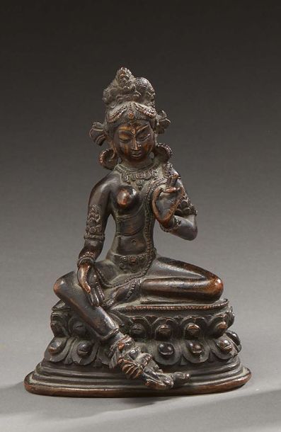 HIMALAYA Figurine en bronze à patine brune représentant la déesse tara assise sur...