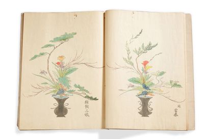 JAPON Recueil d'estampes rehaussées de couleurs représentant des bouquets de fleurs...