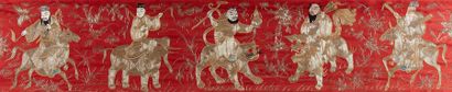CHINE Bandeau en soie rouge brodé de fils d'argent représentant des personnages du...