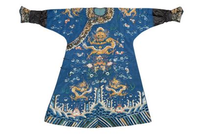 CHINE Robe de Palais de soie brodée décorée devant de cinq dragons à quatre griffes...