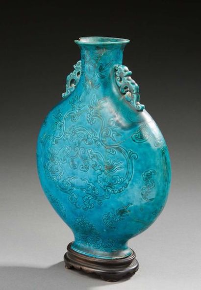 CHINE Gourde à panse aplatie dite «moon flask» en porcelaine à fond monochrome turquoise,...