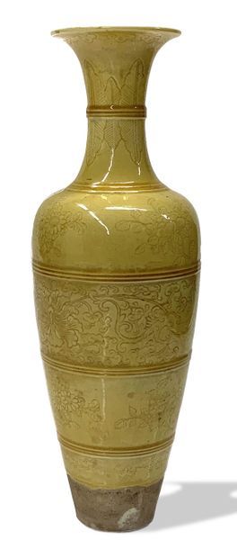 CHINE Vase en céramique de forme balustre à couverte jaune à décor incisé de fleurs.
XXe...