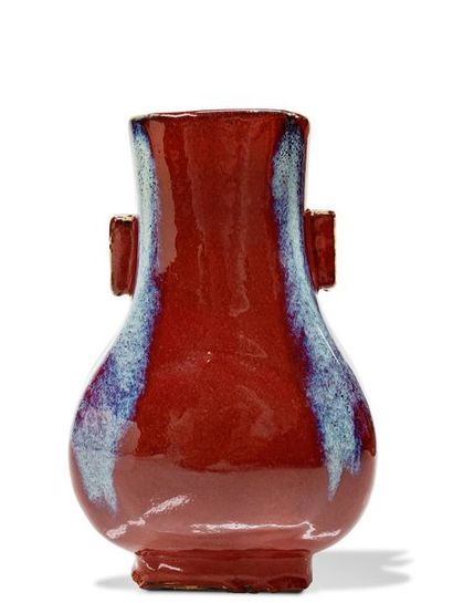 CHINE Vase en porcelaine de forme balustre à section carrée à couverte flammée rouge...