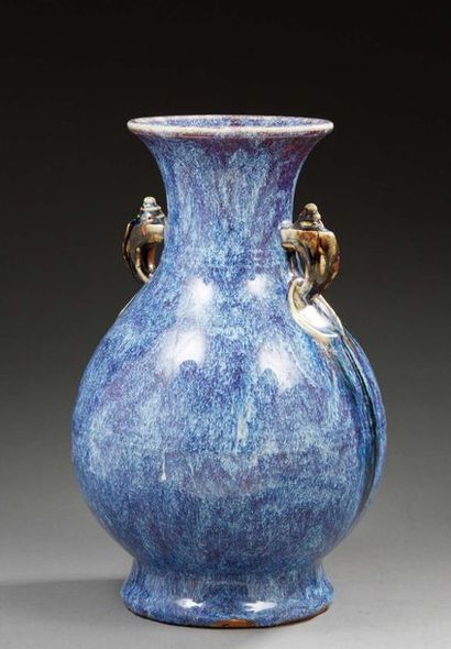 CHINE Vase de forme balustre en porcelaine à couverte monochrome flammé, les anses...