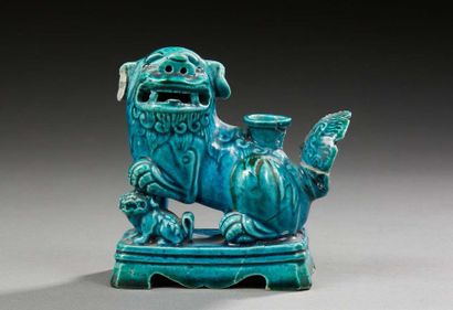 CHINE Figurine représentant un chien de Fô en porcelaine émaillée turquoise.
Fin...