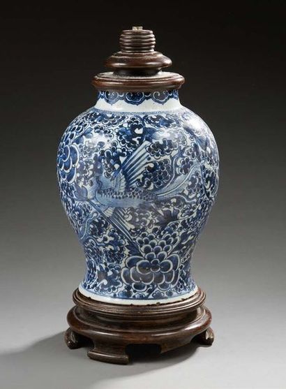 CHINE Potiche de forme balustre en porcelaine décoré en bleu sous couverte de phénix...