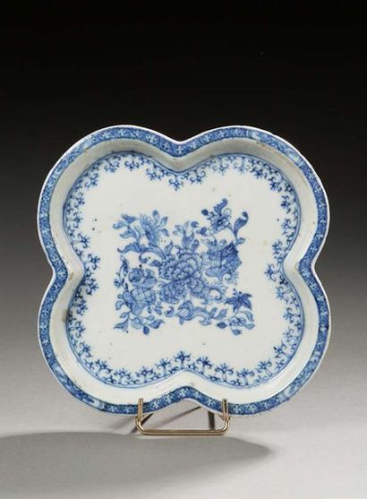 CHINE Petit plateau quadrilobé en porcelaine décoré en bleu sous couverte de fleurs,...
