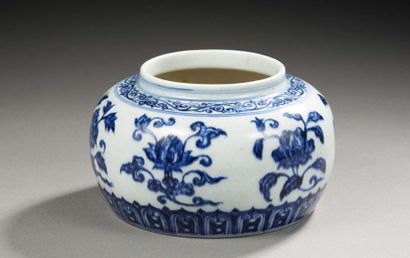 CHINE Vase en porcelaine de forme balustre à panse aplatie décoré en bleu sous couverte...