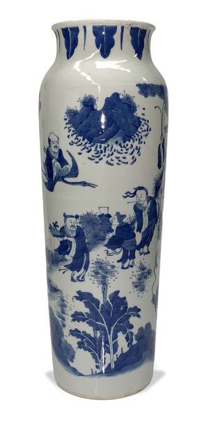 CHINE Très beau vase rouleau en porcelaine décoré en bleu sous couvercle des huit...