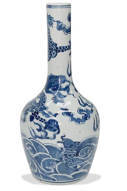 CHINE Vase à long col étroit en porcelaine décorée en bleu sous couverte d'un dragon...