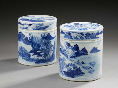 CHINE Paire de boites circulaires couvertes en porcelaine décorées en bleu sous couverte...