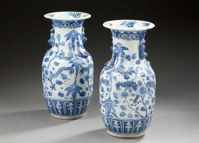CHINE Paire de vases en porcelaine de forme balustre décoré en bleu sous couverte...